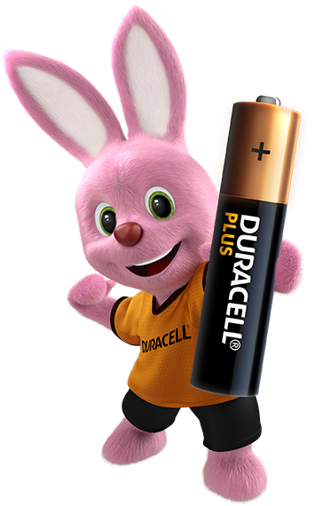 Le lapin Duracell portant une pile Duracell plus AAA