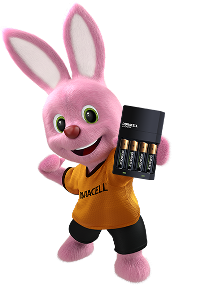 Le Duracell Bunny portant un chargeur de pile avec 4 piles dedans